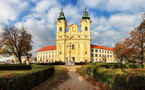 Slovensko - Nitra, kostel sv. Ladislava na náměstí a parku — Stock fotografie