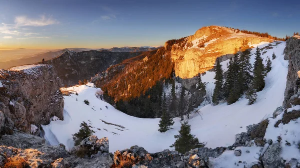 Eslováquia montanha no inverno, pico Tlsta ao pôr do sol, Fatra — Fotografia de Stock