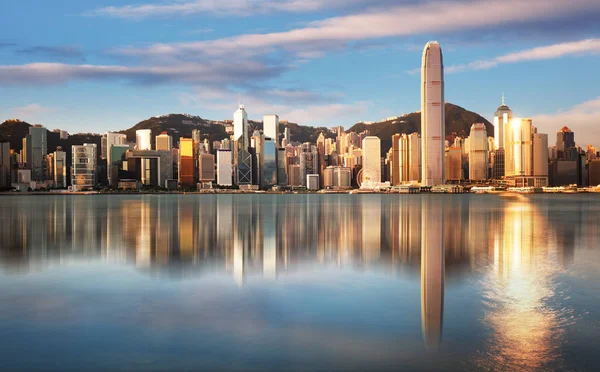 Hong Kong o wschodzie słońca z refleksji, Finansowy downtow z nieba — Zdjęcie stockowe