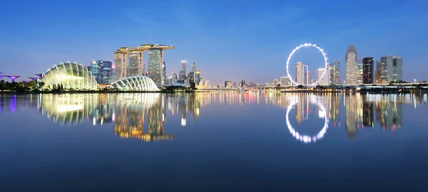 Panoramiczny obraz panoramy Singapuru w nocy. — Zdjęcie stockowe