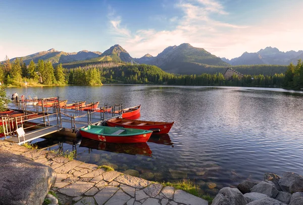 Slovensko hory Tatry - Štrbské pleso při východu slunce — Stock fotografie