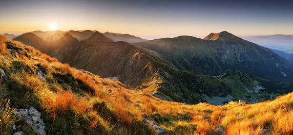 Góra zachód słońca na Słowacji-Rohace, Tatry Panorama — Zdjęcie stockowe