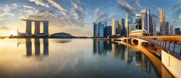 Singapur horizonte panorama al amanecer - Bahía Marina con skyscrap — Foto de Stock