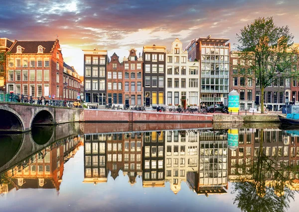 Amsterdam Canal casas al atardecer reflexiones, Países Bajos — Foto de Stock