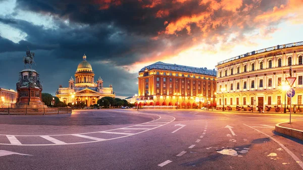 San Pietroburgo - Cattedrale di Isacco di notte, Russia — Foto Stock