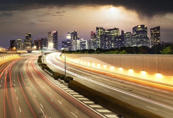 Paisaje urbano de Singapur durante el atardecer con tráfico - Transpo —  Fotos de Stock