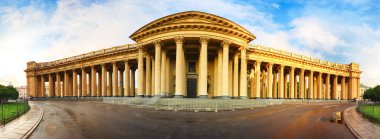 St. Petersburg 'daki Kazan Katedrali' nde güneşli bir yaz akşamı.