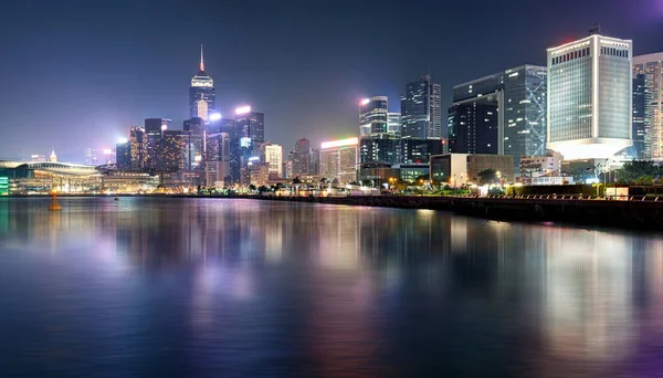 Hongkong på natten, Finansiell downtow med skyskrapor — Stockfoto