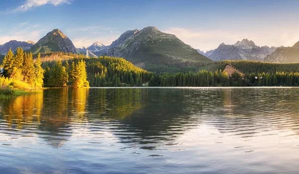Reflektion av Mountain Lake-Strbske Pleso, Slovakien landskap — Stockfoto