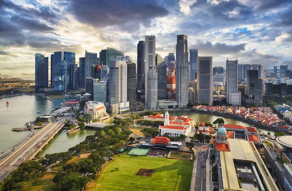 Ville de Singapour panoranora au lever du soleil avec Marina Bay — Photo
