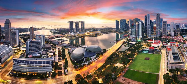 Szingapúr város panoráma napkeltekor Marina Bay — Stock Fotó