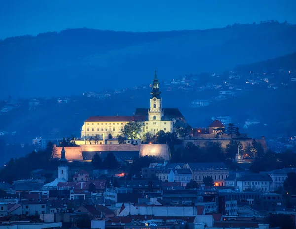 Skyline Nitra com castelo do calvário, Eslováquia — Fotografia de Stock