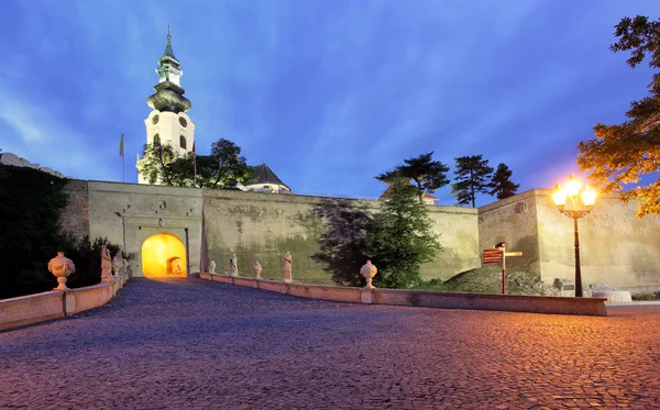 Slovakya, gece Nitra Kalesi — Stok fotoğraf