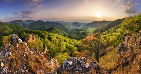 日の出の間の山の谷。自然の夏の風景 — ストック写真