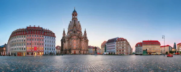 Dresden, Tyskland - 19 augusti 2015: Neumarkt torg och Dresden — Stockfoto