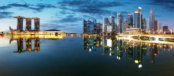 Singapore beneden stad panorama 's nachts — Stockfoto
