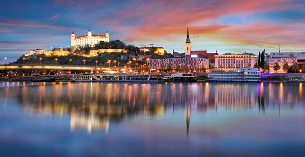 Naplemente Pozsonyban a danube folyóval, Szlovákia — Stock Fotó