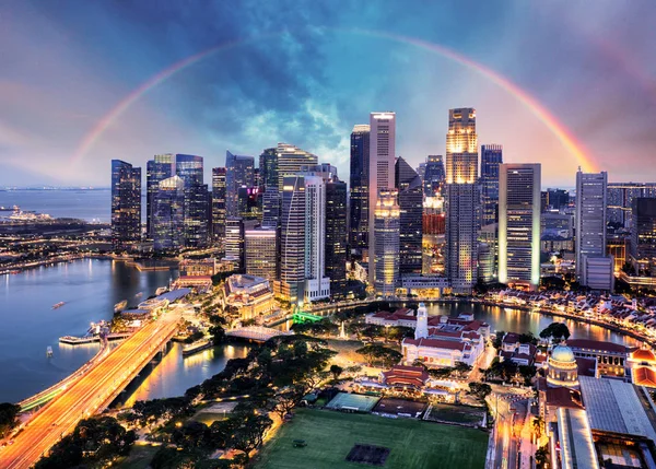 Paisaje urbano de Singapur con arco iris, Asia — Foto de Stock