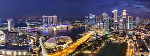 Vue aérienne du quartier des affaires et de la ville de Singapour au crépuscule — Photo