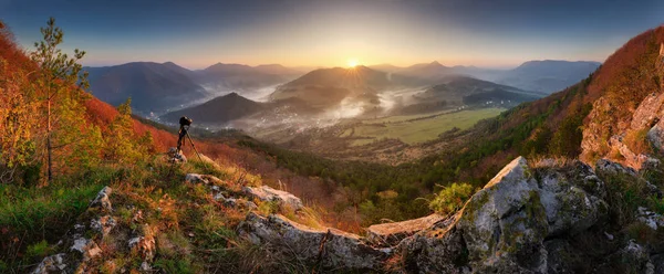 Bergpanorama in de herfst tijd in Slowakije - piek Sokol — Stockfoto