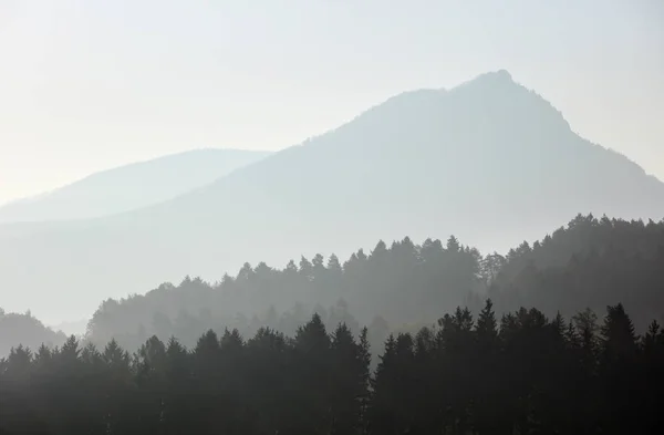 Silhouette di montagna con grande vetta — Foto Stock