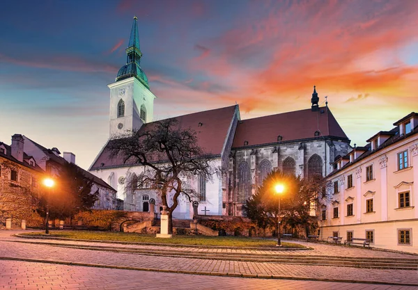 布拉迪斯拉发- -斯洛伐克日落时的圣马丁大教堂 — 图库照片