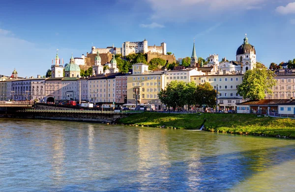 Salzburg manzarası ile festung hohensalzburg panoramik manzaralı bir — Stok fotoğraf