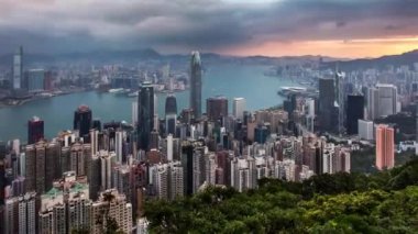 Zaman aşımı - Hong Kong, Çin 'in Victoria Tepesi' nden dramatik gündoğumunda gökyüzüne yükseldi