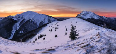Velky Rozsutec tepesindeki Mala Fatra 'da kış manzarası 