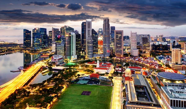 Singapore Skyline en uitzicht op wolkenkrabbers op Marina Bay — Stockfoto