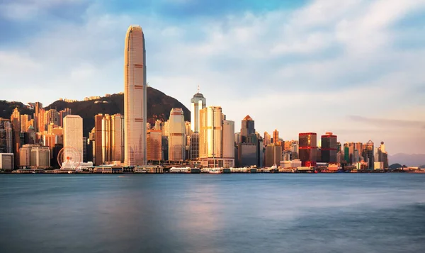 Horizonte de Hong Kong al amanecer desde el lado kowloon, puerto de Victoria — Foto de Stock