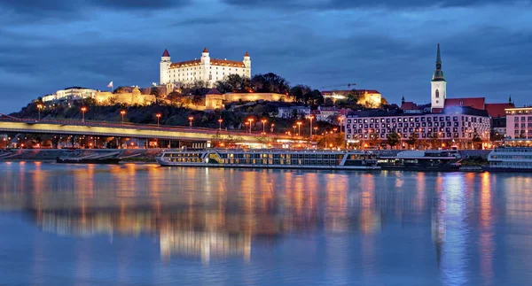 Bratislava skyline på natten med slott, Slovakien — Stockfoto