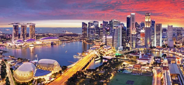 Vue aérienne du coucher du soleil à Marina Bay Singapore city skyline — Photo