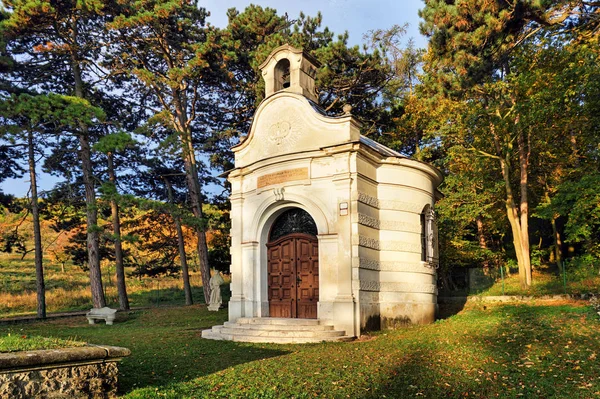 슬로바키아의 공동묘지에 있는 예배당 - 제련 된 마을 — 스톡 사진