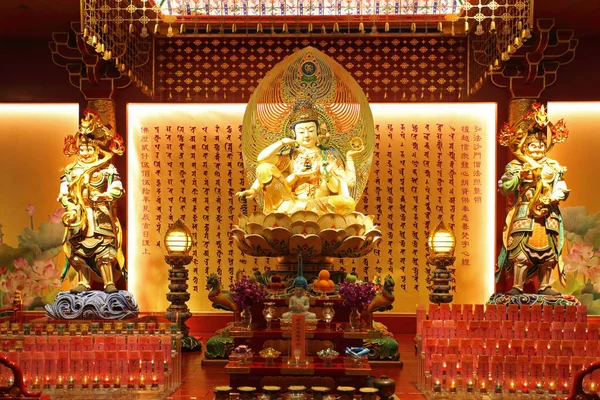 SINGAPOUR - 11 OCTOBRE 2019 : Intérieur de la relique dentaire du Bouddha — Photo