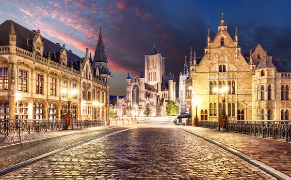 Gent, Belgie s kostelem svatého Mikuláše a Belfort věží na tw — Stock fotografie