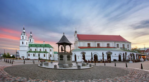 Bielorrusia - Minsk con catedral ortodoxa por la noche —  Fotos de Stock