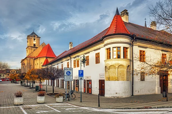 Pezinok cidade com igreja na praça principal, Eslováquia — Fotografia de Stock