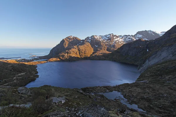 Góra Lofoten Jeziorem — Zdjęcie stockowe