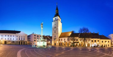 Trnava Şehri - Slovakya, kulesi olan ana meydan