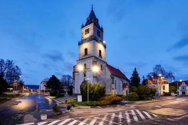 Hlohovec Ciudad Con Iglesia Plaza Por Noche Eslovaquia — Foto de Stock