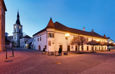 Slovakya 'nın ana meydanında kilisesi olan Pezinok şehri.