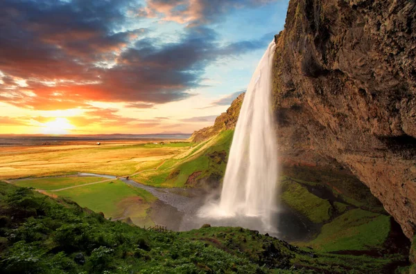 塞尔贾兰多斯是冰岛最美丽的瀑布之一 它位于该岛的南部 带着彩虹 — 图库照片