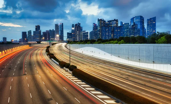 Singapore Cityscape Ορίζοντα Κατά Διάρκεια Του Ηλιοβασιλέματος Κίνηση Μεταφορές — Φωτογραφία Αρχείου