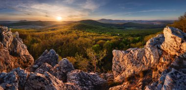 Günbatımı manzarası bahar ormanı - Tribec, Slovakya