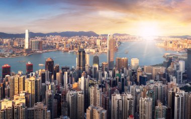 Hong Kong dramatik günbatımında, Çin silueti - hava manzarası