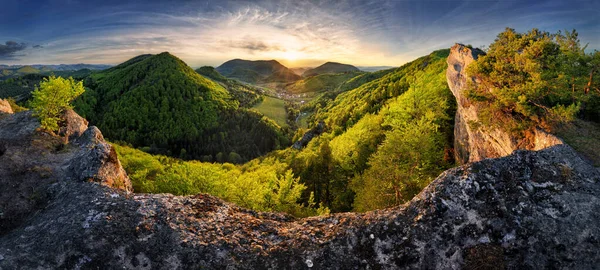 Klippor Och Skogslandskap Vid Dramatisk Solnedgång Vår — Stockfoto