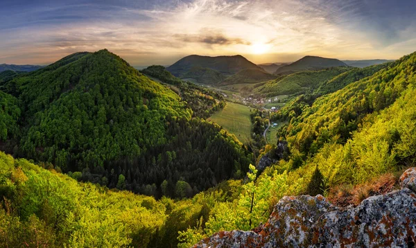 Gün Batımında Köy Dağ Kayalarla Yeşil Manzara Doğa — Stok fotoğraf
