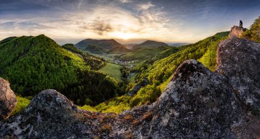 Dağların manzarasında muhteşem bir günbatımı. Dramatik bir gökyüzü. Carpathian, Slovakya, Avrupa. Güzellik dünyası.