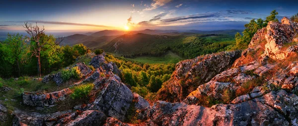 Szlovákia Vysoka Domb Drámai Napkelte Hegyi Természet Panoráma Sziklákkal Erdőkkel — Stock Fotó